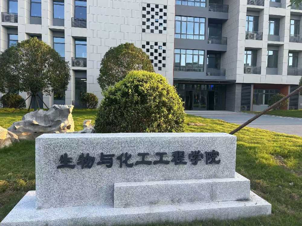 元宝山区扬州职业大学体育场高杆灯项目